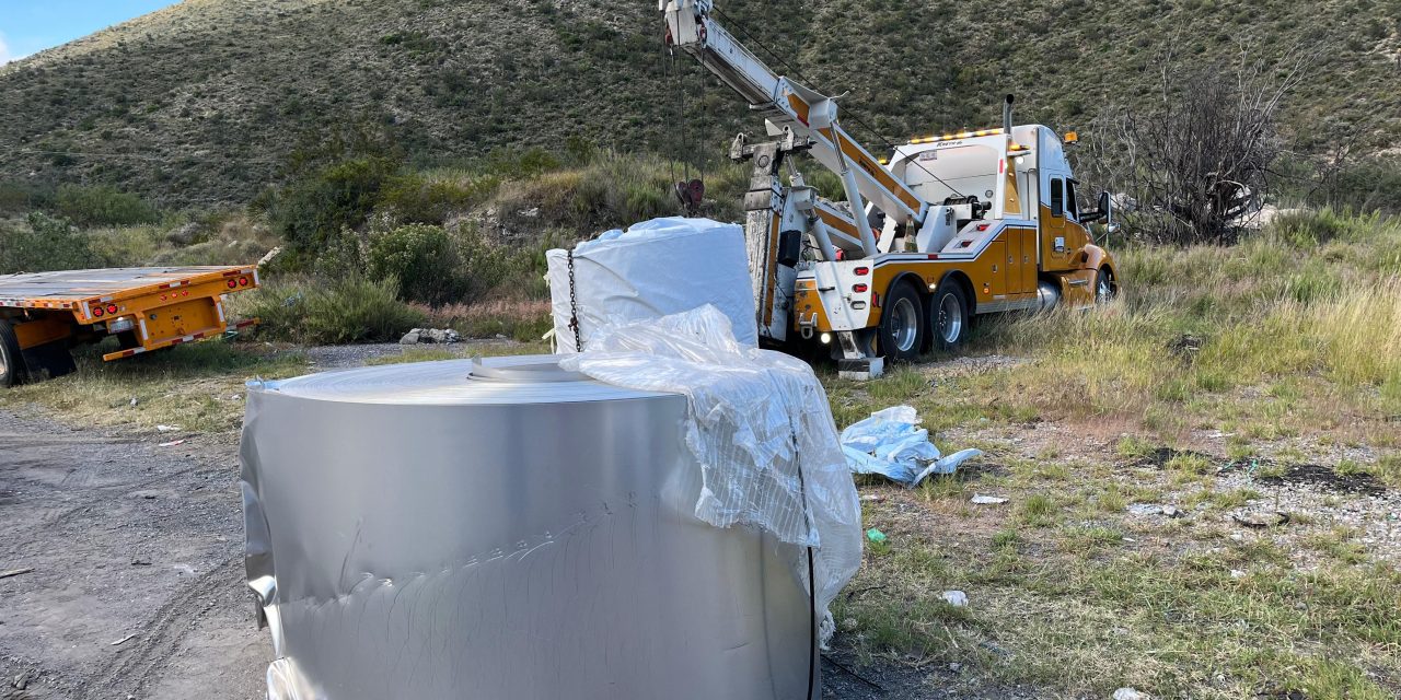 Caen rollos de acero de tráiler en Los Chorros