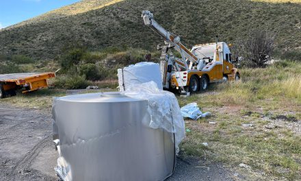 Caen rollos de acero de tráiler en Los Chorros
