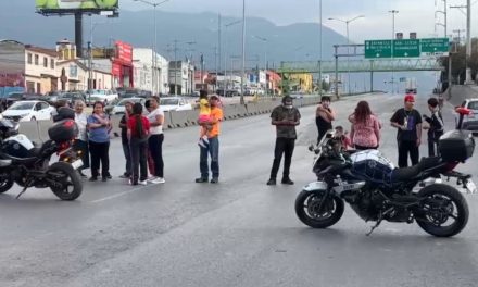 Vecinos bloquean el Periferico LEA