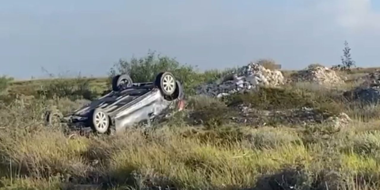 Vehículo vuelca en Ramos Arizpe