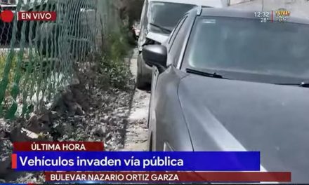 Saltillo: Vehículos de un taller invaden la banqueta en la Virreyes Obrera