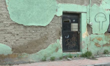 Vivienda abandonada es un peligro en Saltillo
