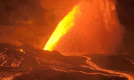 Volcán Kilauea entra en erupción con fuentes de lava de 150 metros de altura