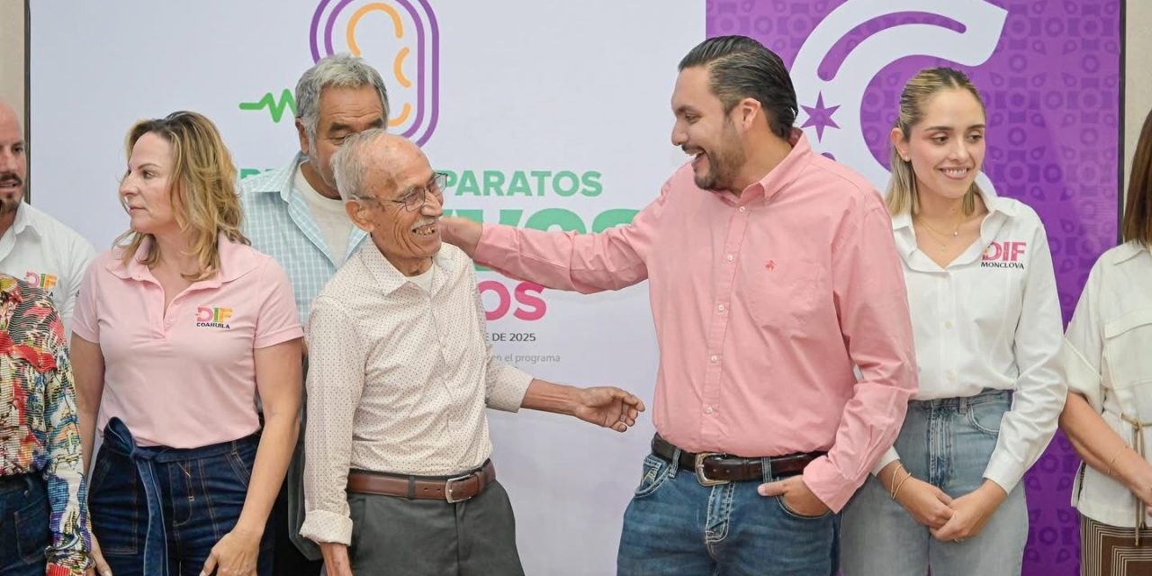Carlos Villarreal se suma a la entrega de aparatos auditivos