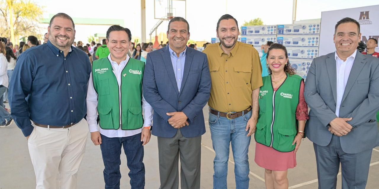Carlos Villarreal entrega minisplits a universidades de Monclova