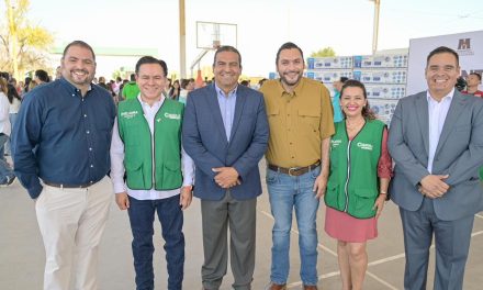 Carlos Villarreal entrega minisplits a universidades de Monclova