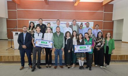 Carlos Villarreal y Super Gutiérrez entregan 400 becas a estudiantes