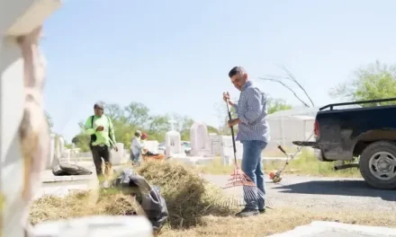 Ayuntamiento de Sabinas realiza labores de limpieza en panteones