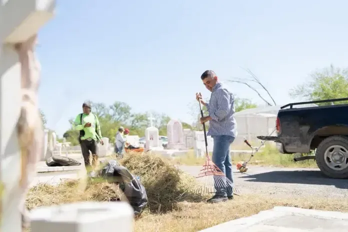 Ayuntamiento de Sabinas realiza labores de limpieza en panteones