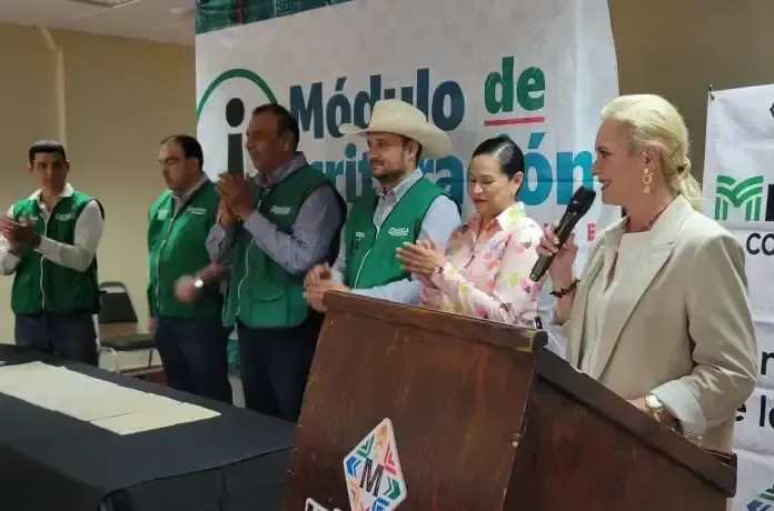 Laura Jiménez entrega escrituras a familias de Múzquiz