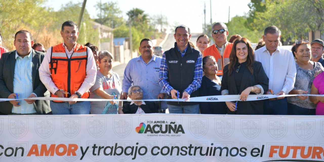 Entrega alcalde más pavimento en colonias de Acuña