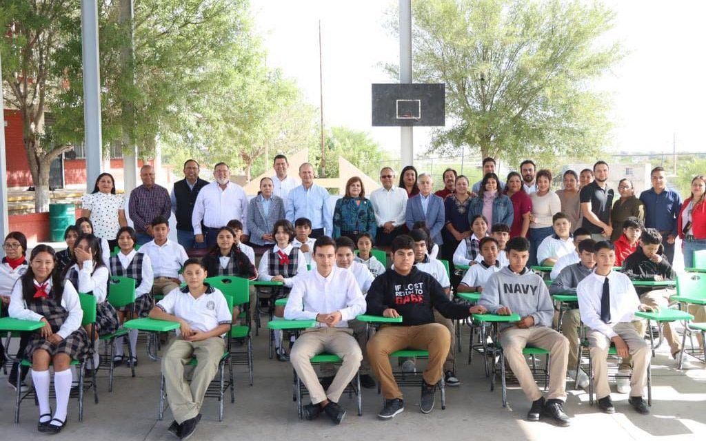 Entregan mobiliario a secundaria de Acuña