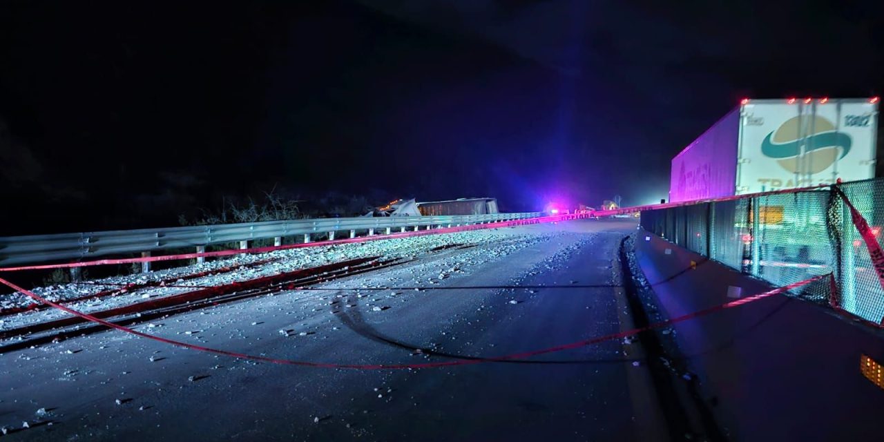 Volcadura en la carretera 57 deja a dos personas sin vida
