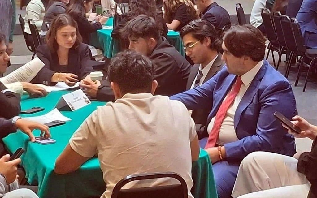 Jesús Ernesto, hijo menor de AMLO, participa en parlamento juvenil en el Senado