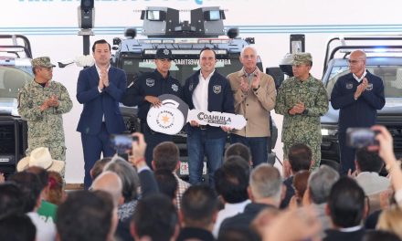 Manolo Jiménez entrega 160 patrullas, armas y equipo táctico en Torreón
