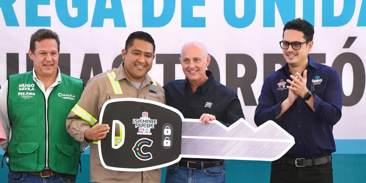 Román Cepeda entrega unidades a SIMAS Torreón