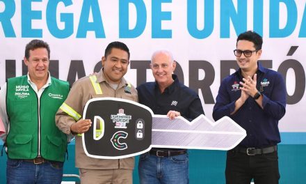 Román Cepeda entrega unidades a SIMAS Torreón