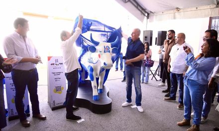 Román Cepeda inaugura la edición 2025 del CowParade