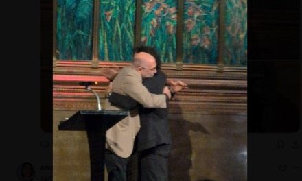 González Iñárritu y Guillermo Arriaga se reconcilian en el 25 aniversario de Amores Perros