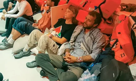 Israel inicia deportación de activistas de la flotilla con ayuda para Gaza