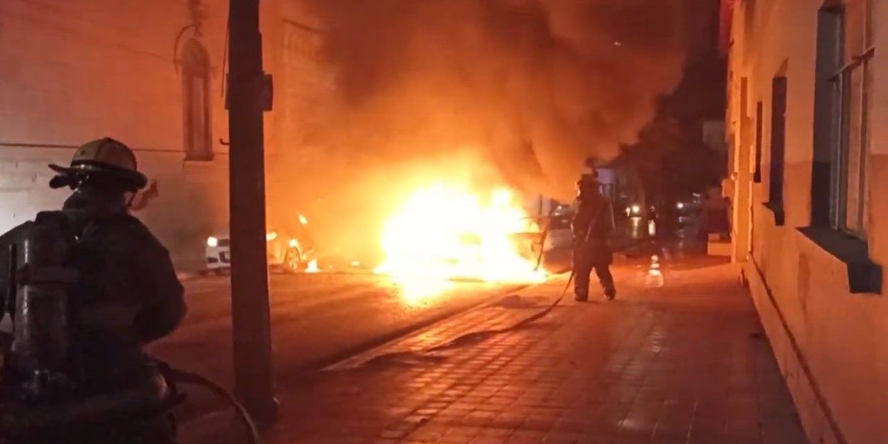 Arde vehículo en el centro de Saltillo