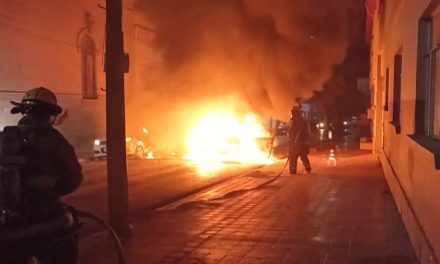 Arde vehículo en el centro de Saltillo