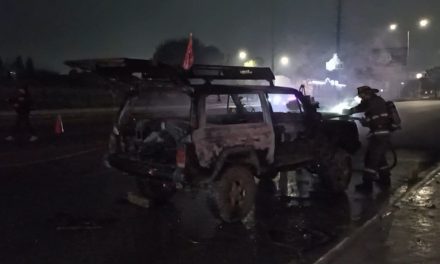 Arde camioneta tras falla al sur de Saltillo