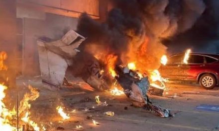 Avioneta se desploma en zona industrial de Fort Worth, Texas y deja dos muertos