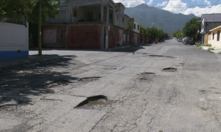 Baches, baches y más baches en calles de la colonia El Salvador