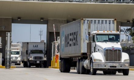 Trump retrasa al 1 de noviembre el arancel del 25% a camiones medianos y pesados importados