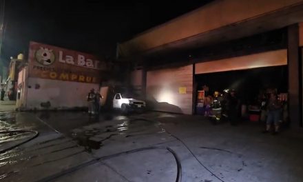 Camioneta se incendia frente a una mercería en Saltillo