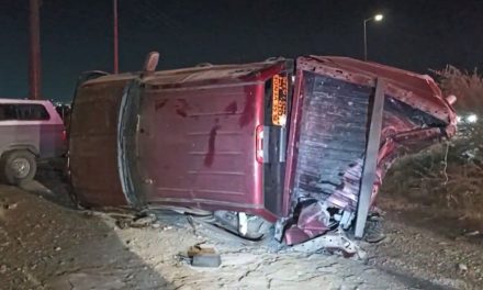 Estrella su camioneta contra otra y causa una volcadura en Saltillo