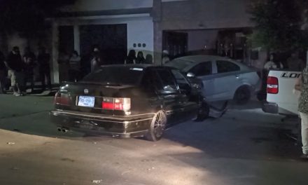 Saltillo: Joven choca, huye y le sale más caro porque terminó estrellando auto contra un domicilio