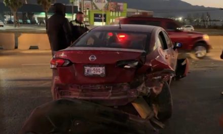 Choque múltiple en Fundadores deja un detenido por exceso de velocidad