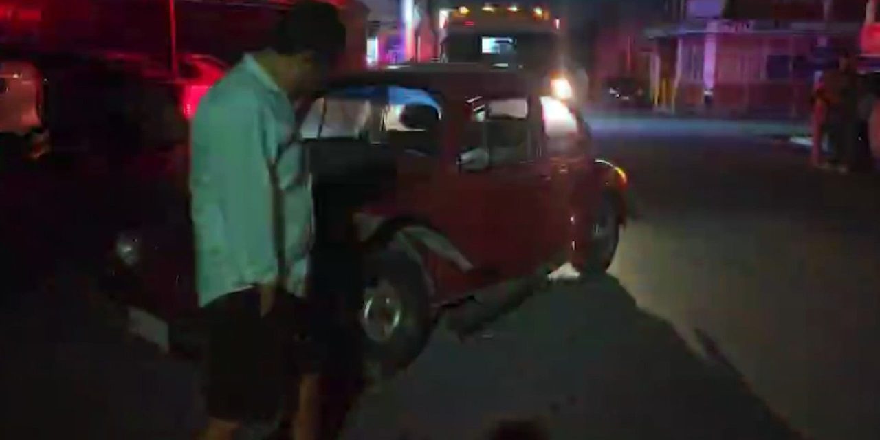 Choque deja daños materiales en la colonia Topochico