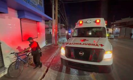 Ciclista pierde el equilibrio y se lesiona levemente en el Centro de Saltillo