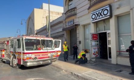 Conato de incendio moviliza a bomberos en Oxxo del centro
