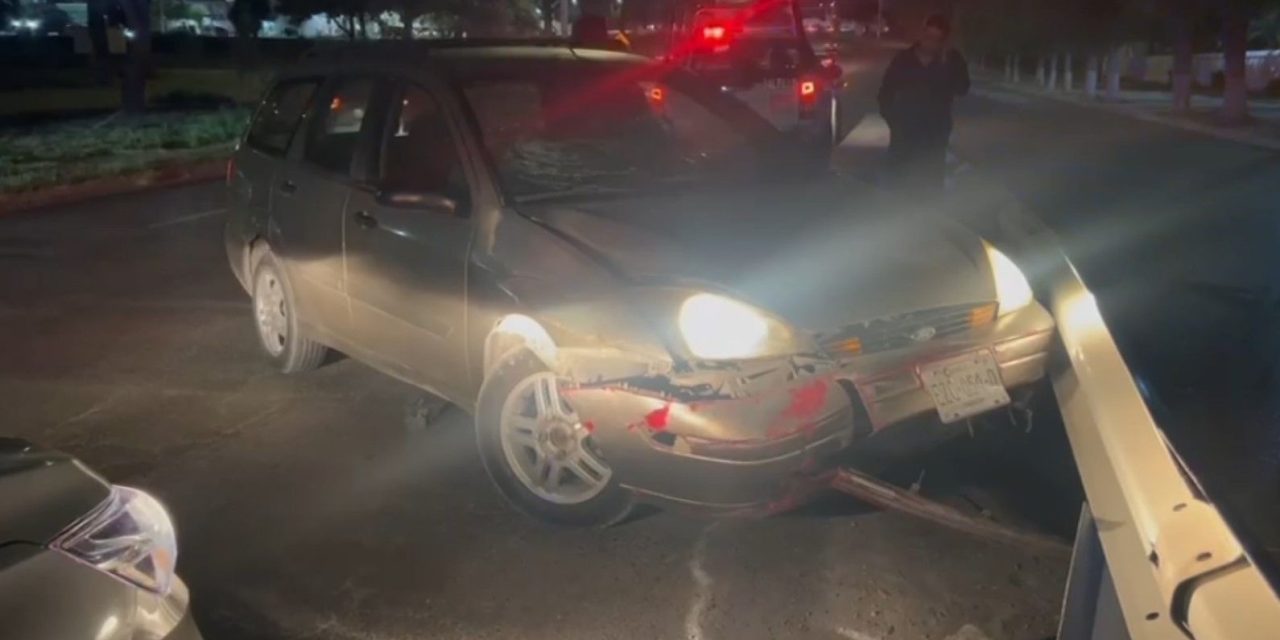 Conductor pierde el control y se estrella contra barrera metálica en Saltillo