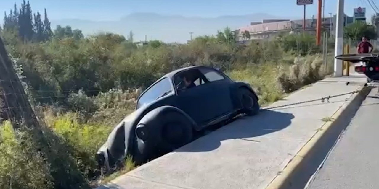 Conductor pierde el control y derriba malla en el sector Los González
