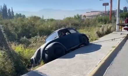 Conductor pierde el control y derriba malla en el sector Los González