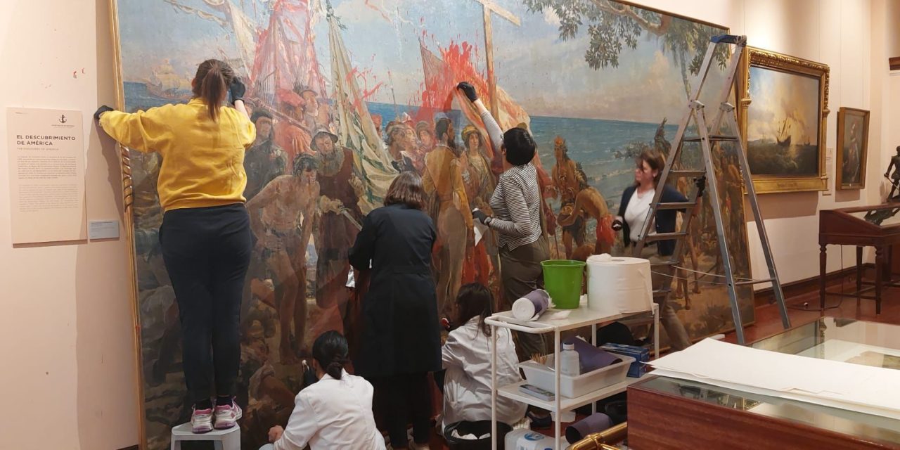 Activistas dañan cuadro de Colón con pintura roja en museo de Madrid