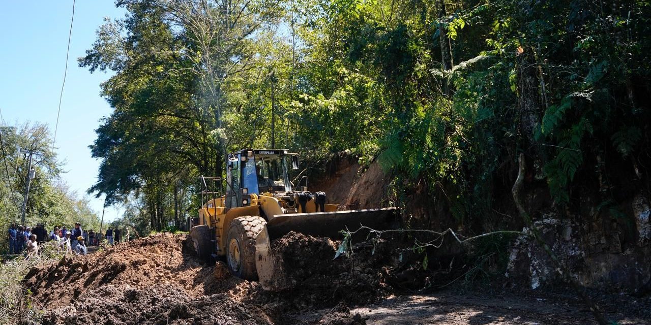 SEDENA despliega maquinaria pesada en cuatro estados para reabrir vías afectadas por lluvias