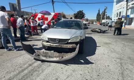 Dos jóvenes lesionados tras choque entre auto y moto en la colonia Bellavista