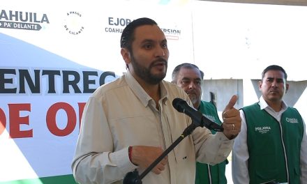 Entrega Carlos Villarreal obra de Pavimentación en Monclova