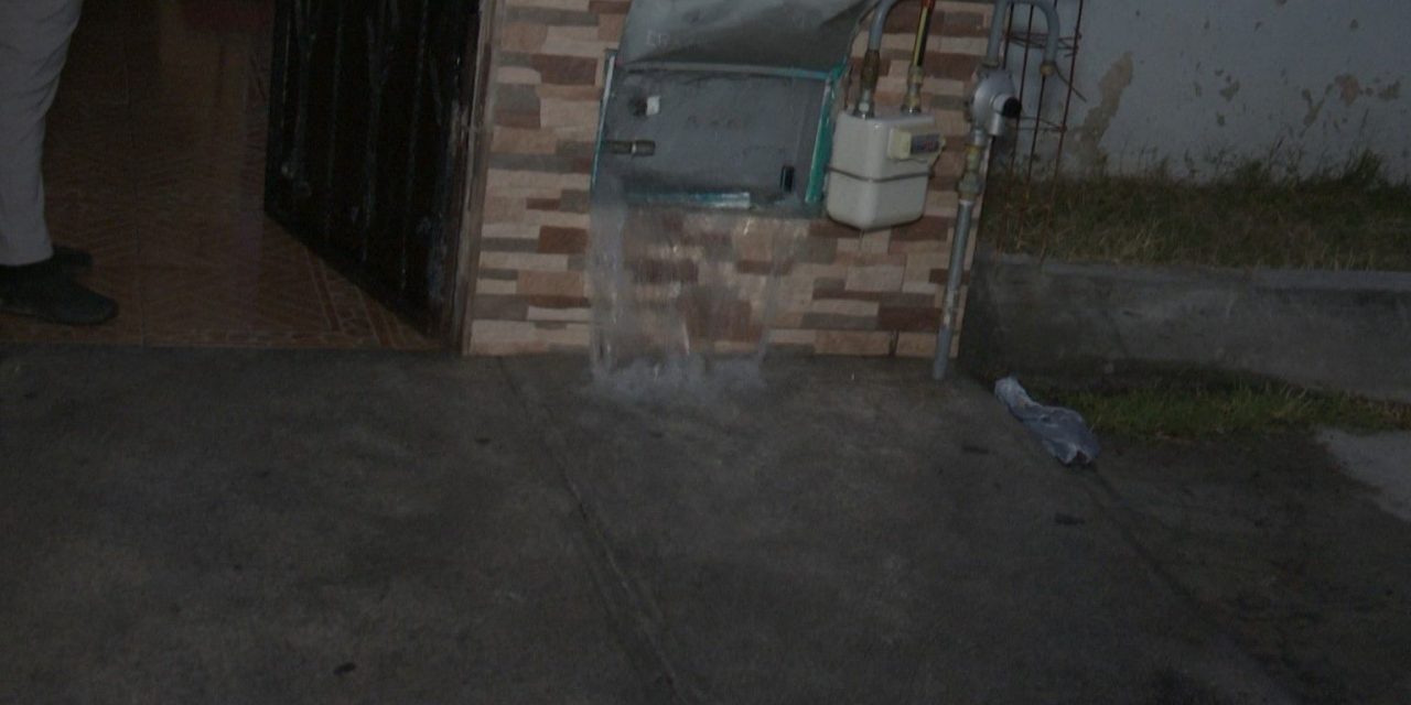 Fuerte fuga de agua no se atendía en Saltillo