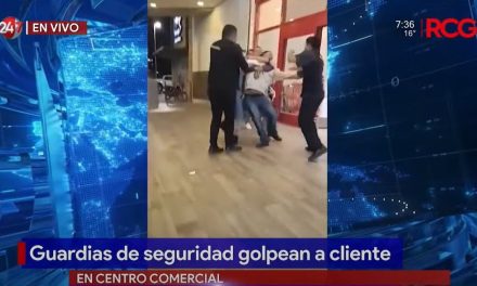 Guardias de seguridad golpean a hombre a las afueras de una tienda en Saltillo