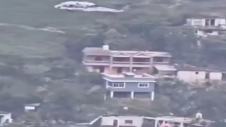 Video: Viento de helicóptero de ayuda arranca techos de 10 viviendas en Hidalgo