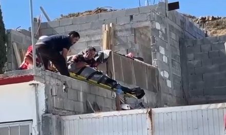 Hombre sufre fuerte caída mientras realizaba labores de construcción en Saltillo