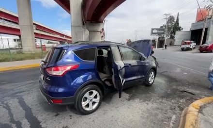 Se incendia camioneta en el Distribuidor Vial El Sarape