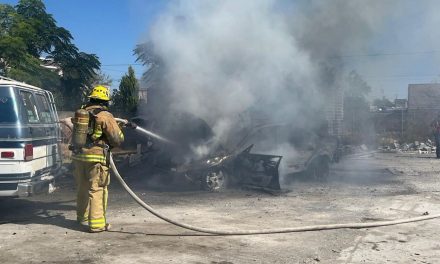 Incendio consume vehículo en Ramos